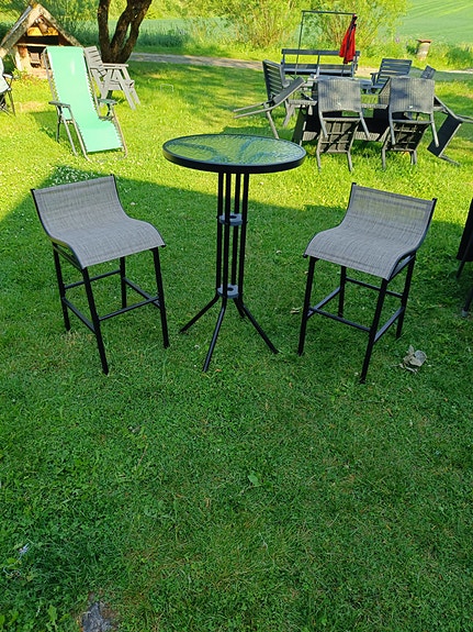 pöytä ja 2 tuolia