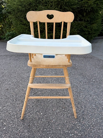 Vanha söpö lasten syöttötuoli, jossa Fisher Price irroitettava muovinen pöytä