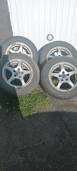Nokian nastarenkaat Saabiin