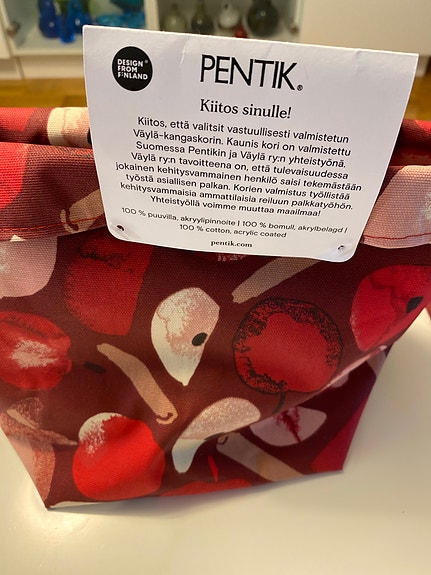 Vallila tyynynpäällinen ja Pentik kori