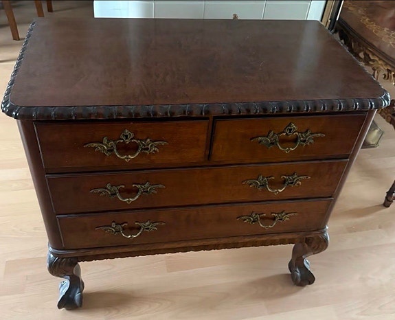 Chippendale lipasto