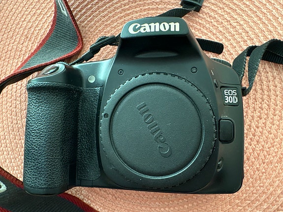 Canon EOS 30D -kamerarunko, varaosiksi tai korjattavaksi