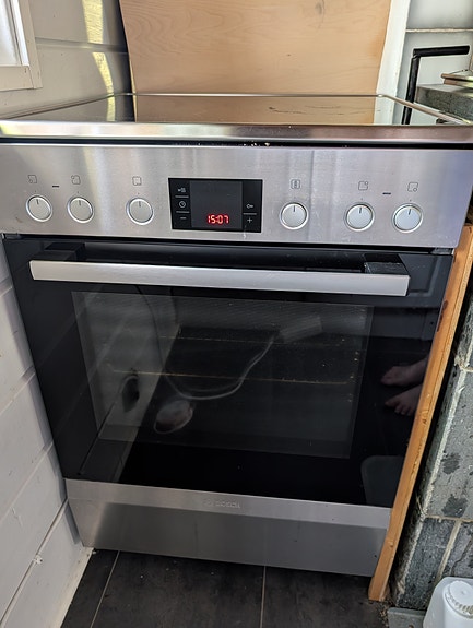 Bosch keraaminen jaloilla seisova liesi (60 cm)