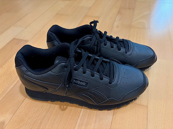 Reebok mustat tennarit (37)