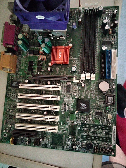 ATX emolevy PCI-paikoilla