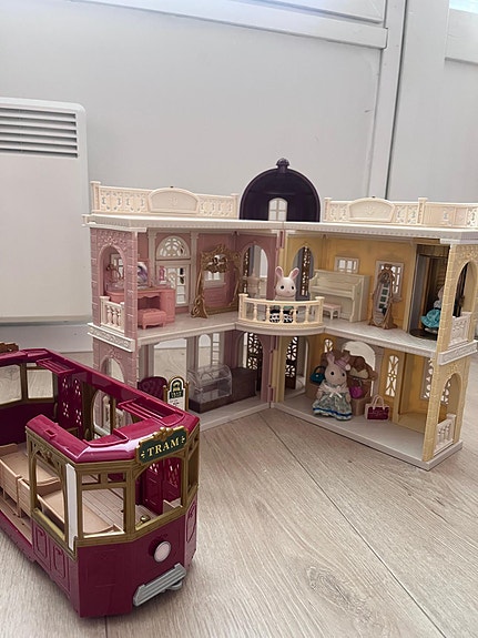 Sylvanian Families ostoskeskus, ratikka ja hahmot
