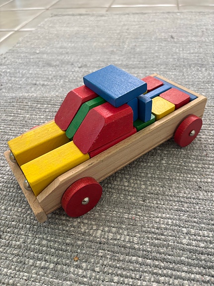 Puinen palikka-auto