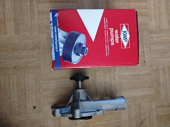 Toyota Carina Corolla Celica 2T 2TG vesipumppu
