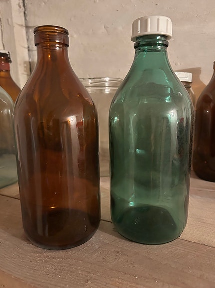 Vanhoja lasipurkkeja ja -pulloja