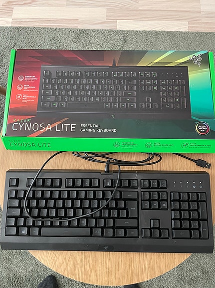 Razer Cynosa Lite -näppäimistö ja DeathAdder Essential -hiiri