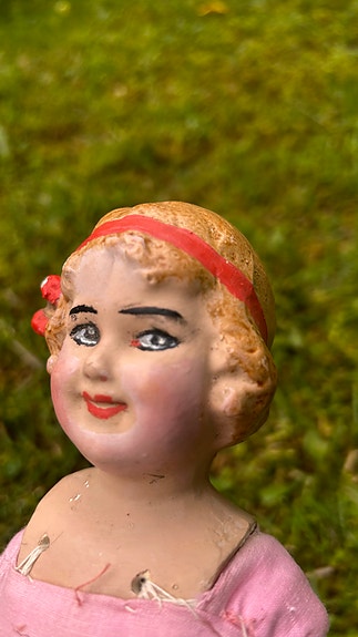 Vanha nuken pää ja kädet