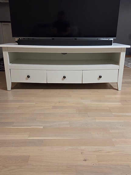 Valkoinen TV-taso