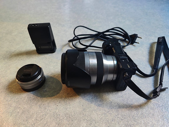 Sony NEX-7 + 18-200mm + 16mm objektiivit + tarvikkeet
