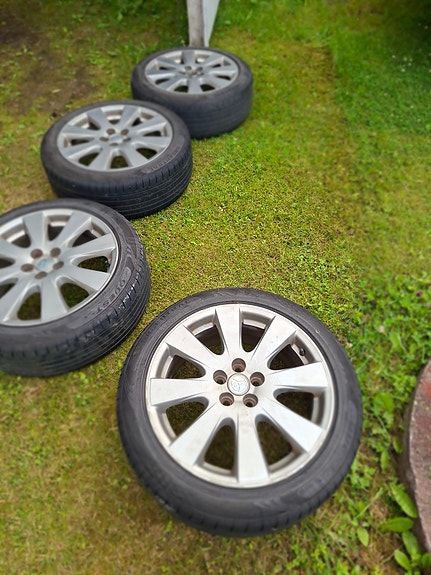 Toyota Avensiksen 17 tuuman aluvanteett