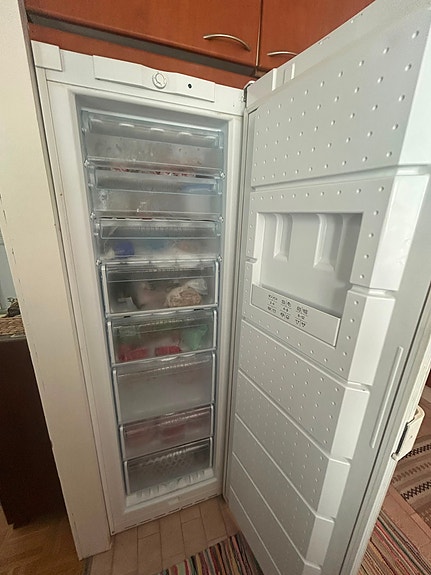 Korkea pakastin Bosch VARATTU JA JONO