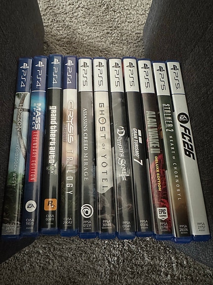 (Vain nouto) Pelipaketti PS5/PS4-pelejä
