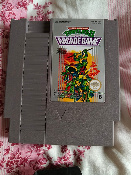 NES peli Turtles II The Arcade Game + Nintendo muovikotelo