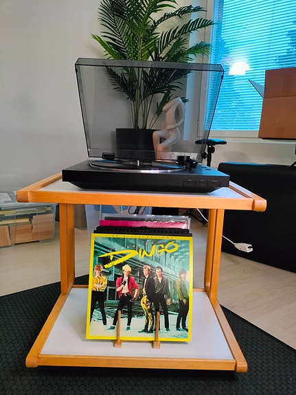 Aalto-tyylinen tarjoiluvaunu / sivupöytä pyörillä