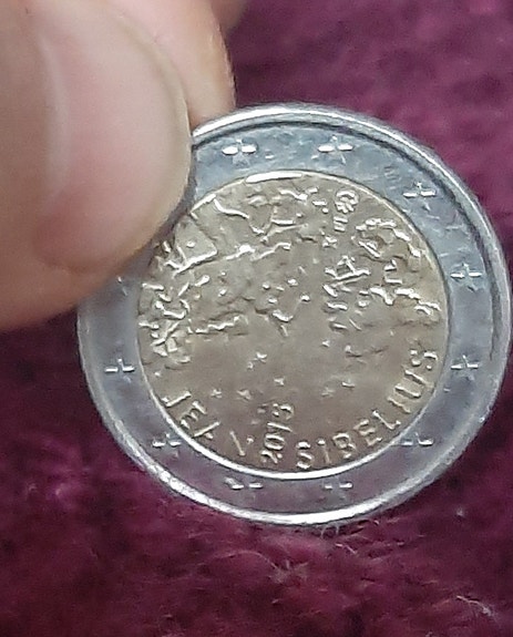 Kahden euron kolikoita teemalla.