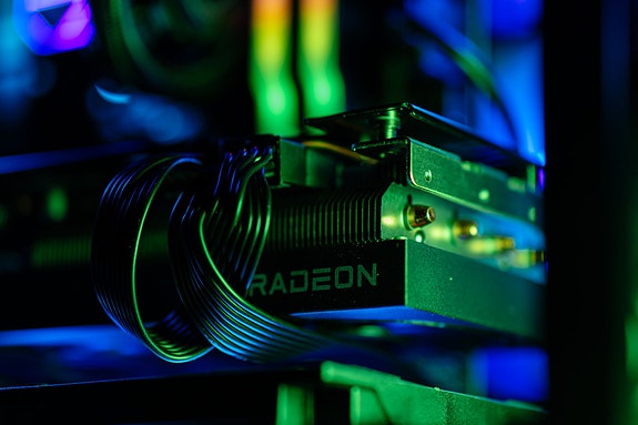 OSTETAAN AMD RADEON NÄYTÖNOHJAIN  RX 6600 RX 6700 XT RX 6800 RX 7600 RX 7800 XT