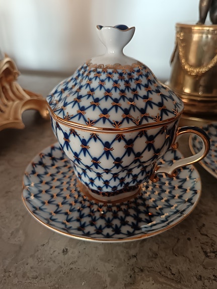 Lomonosov ( established in 18 th cent . Imperial porcelain factory )