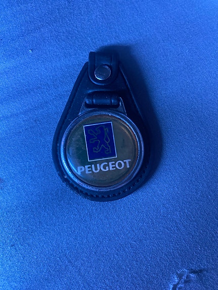 Harvinainen Peugeot avaimenperä nahkalenkillä