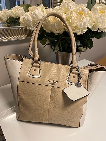 GUESS tekonahkainen olkalaukku shopper beige-valkoinen naiset