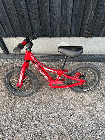 Specialized lasten potkupyörä 12" punainen