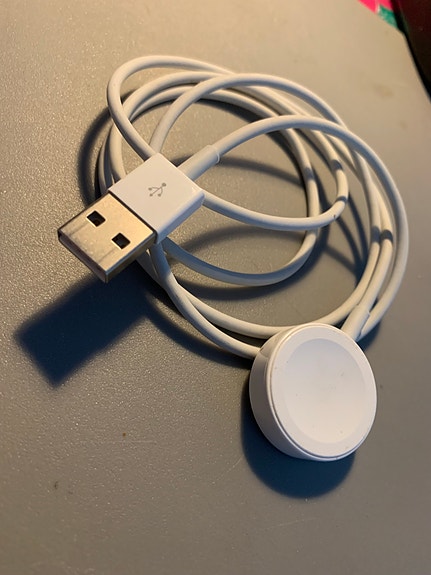 Johonkin käypänen laturi USB-kaapelilla