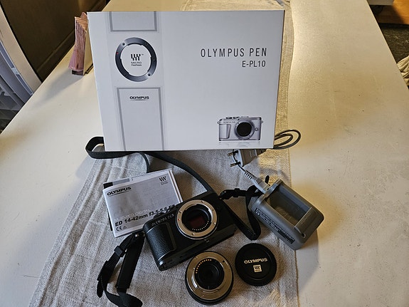 Olympus Pen E-PL10 + pannukakkuobjektiivi *lähes käyttämätön*