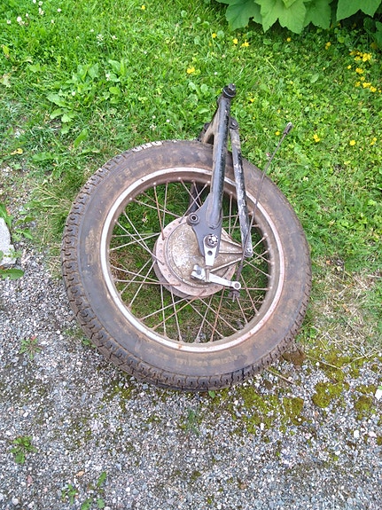 Honda CB 350 takapyörä ja swingi