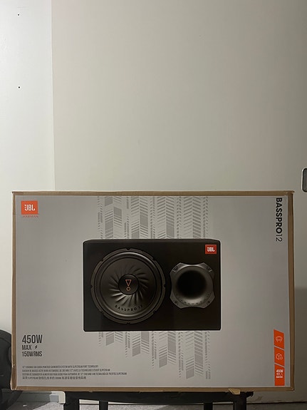 JBL BassPro 12 aktiivisubwoofer autoon