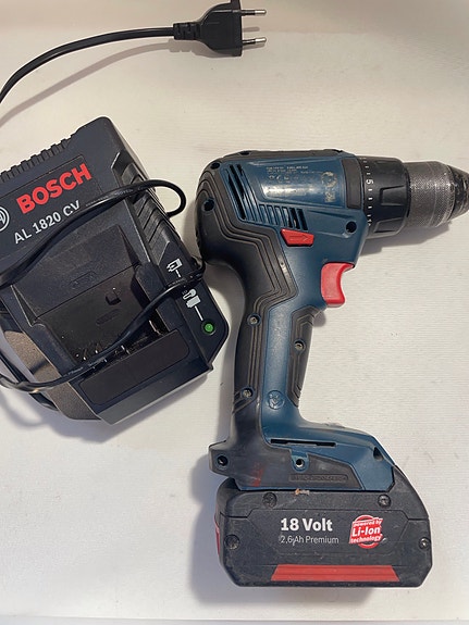 Bosch 18V akkuporakone laturilla
