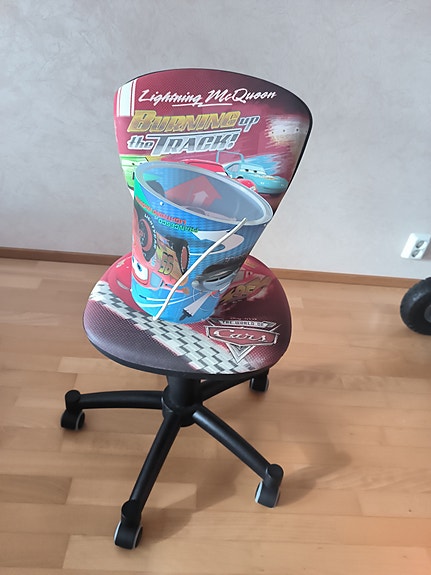 Salama McQueen tuoli ja lampun varjostin