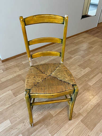 Puinen tuoli punotulla istuimella