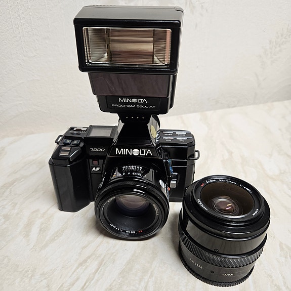 Minolta 7000 järjestelmäkamera setti.