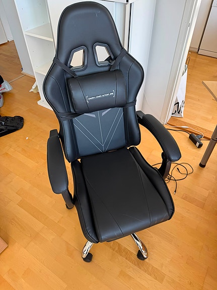 [Colamy gamer chair, 3kk vanha] Pelituoli ulosvedettavalla jalkanojalla