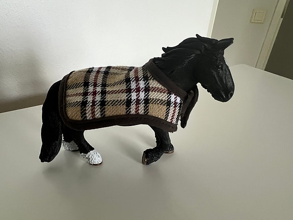 Musta Schleich ori+loimi