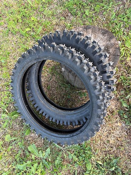 Mitas 12” ja 14” piikkirenkaat