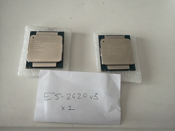 2x Intel Xeon E5-2620 v3 prosessori
