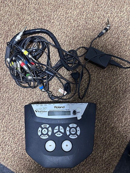 Roland TD-6V rumpumoduli kaapeleilla