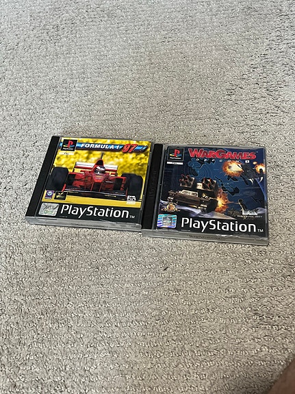 PlayStation pelit Formula 1 97 ja WarGames