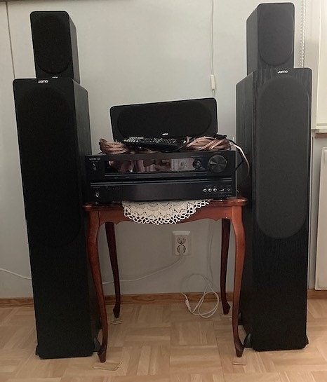 Kaiutinjärjestelmä/kotiteatteri Jamo S420 ja vahvistin Onkyo HT-R558