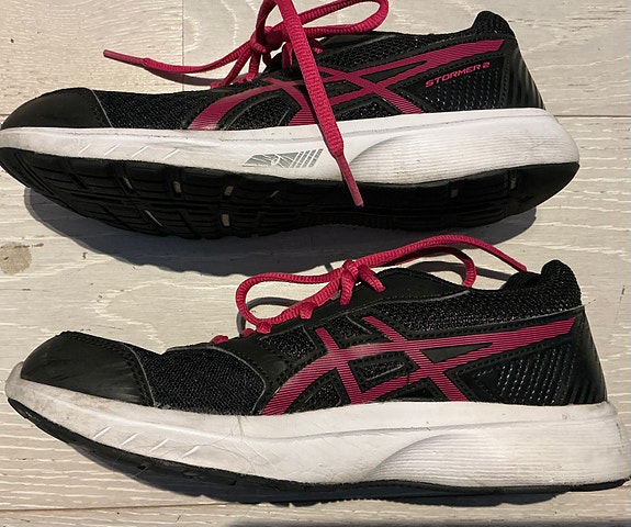 Tyttöjen merkki lenkkarit 36 Asics hyvä kunto mustat Kotka
