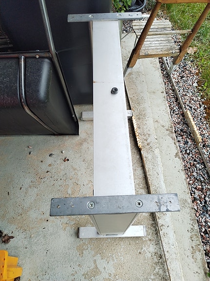 Metallinen pöydän jalka