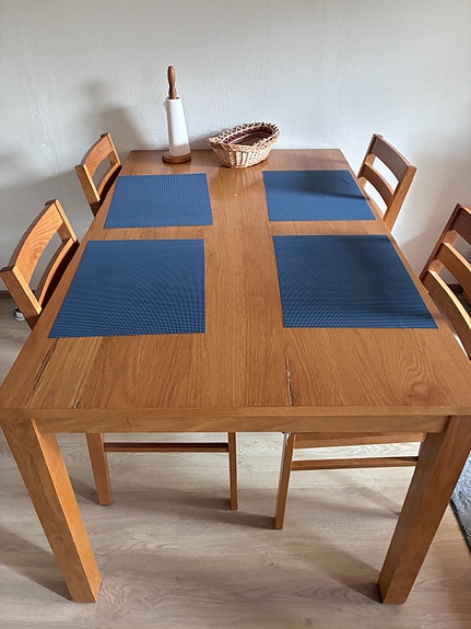 Neljän hengen ruokailuryhmä