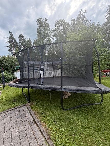 ISO trampoliini 370x470. Jumpking merkkinen