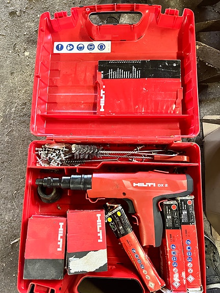 Hilti DX 2 naulauslaite laukussa