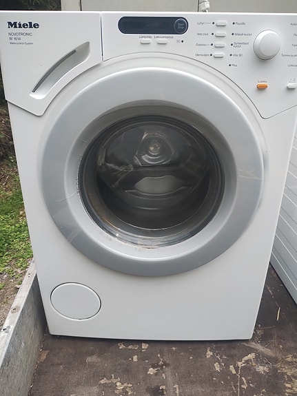 Miele edestä täytettävä pesukone valkoinen