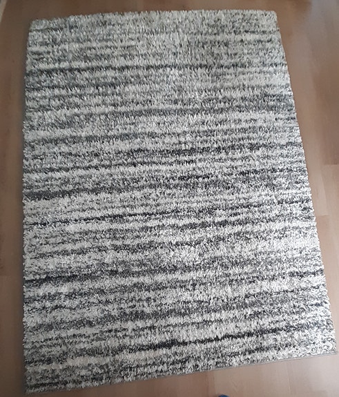 Kaksi musta-valkoista mattoa
